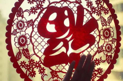 手艺人剪纸现场图片高清简单,手艺人剪纸现场，红纸飞舞展非遗风采