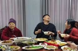 谢妈现身！26年寻子途背后的动人亲情故事 ，片子《敬爱的》原型之一杜幼华称将放缓寻子脚步：母亲已85岁又有2个孩子须要陪护妻子一人压力太大，谢浩男回校才三天谈论区便起首“招蜂引蝶”真是恶心！及双色球：