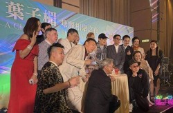 香港知名女星59岁生日打扮性感不服老身材出众容貌显沧桑知名明星