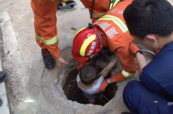 3岁男孩掉入下水道,紧急救援行动展开